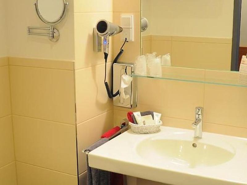 06DAA61BF2C41FFA029B574D4BE0C0A7