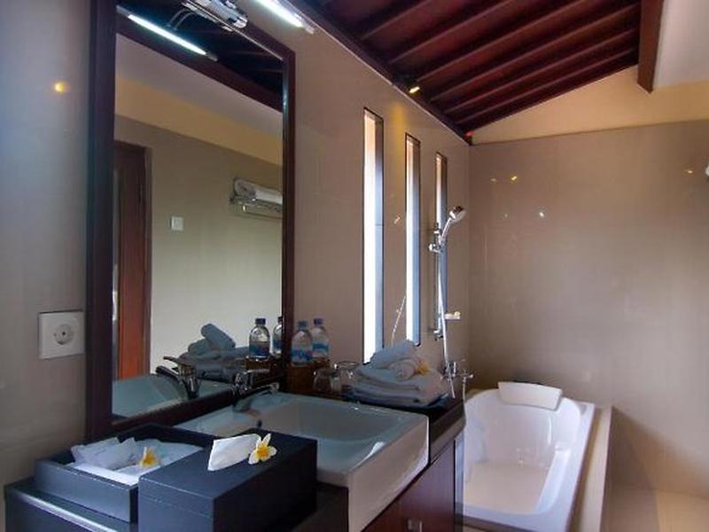 66B2889F887EE3BB9E9F4DE9CEFD9022