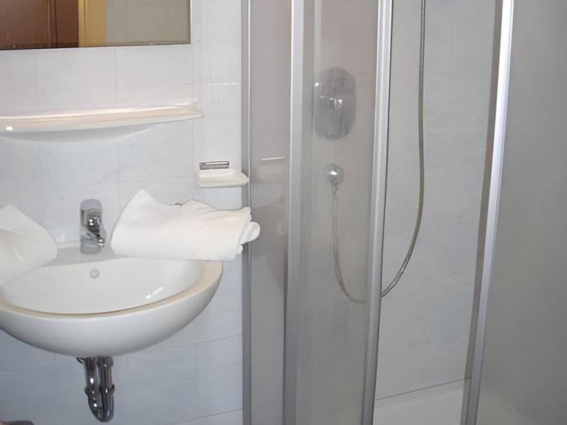 9A82854F1040DD64D015BD9BDC9D36F9