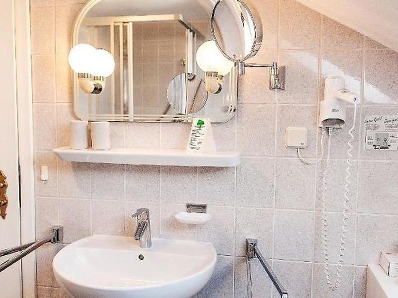 28D2B92C624ED81AE20A361D65FFE64D