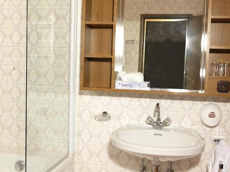 760982F7AA9E89A93AC44F9419100BE4