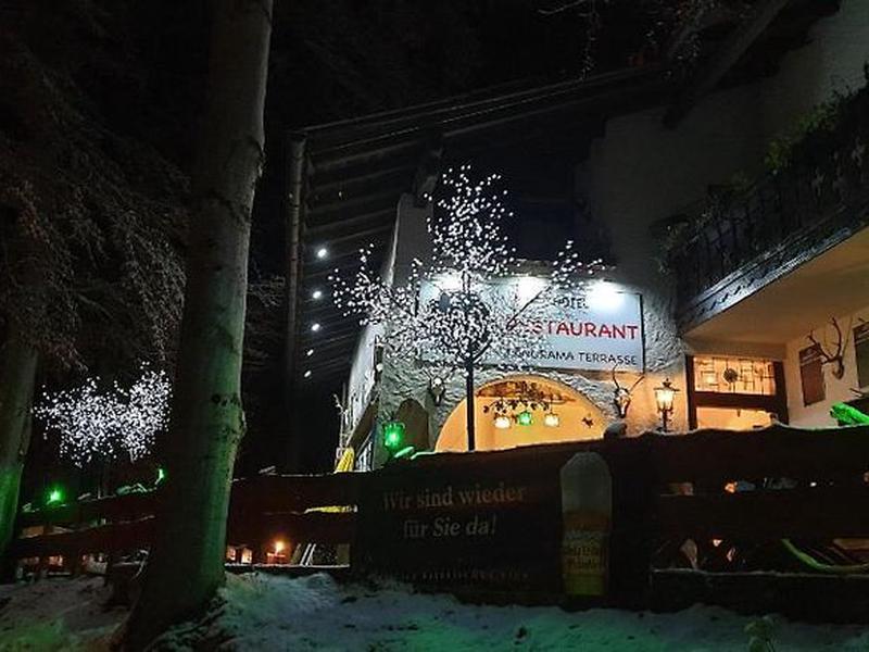 981BA1506F0EDDF96B3C435EC90DC990