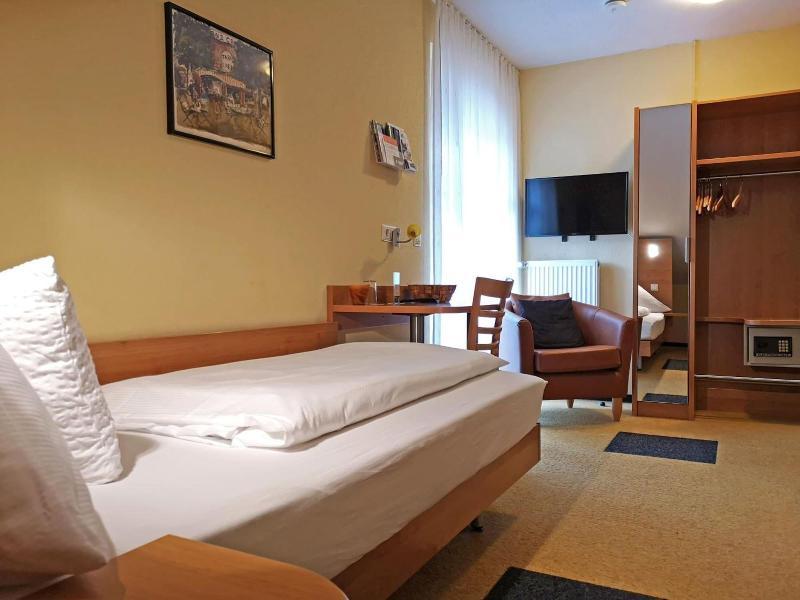 90D8D6ED9514335464B77BF74FA78779