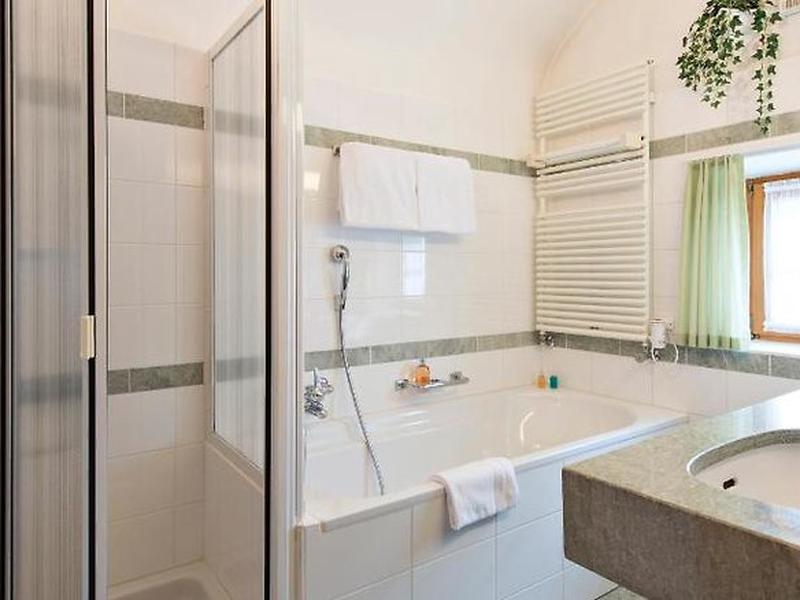 BCA9FE5A637F7F28D63F7F05BFE84F87