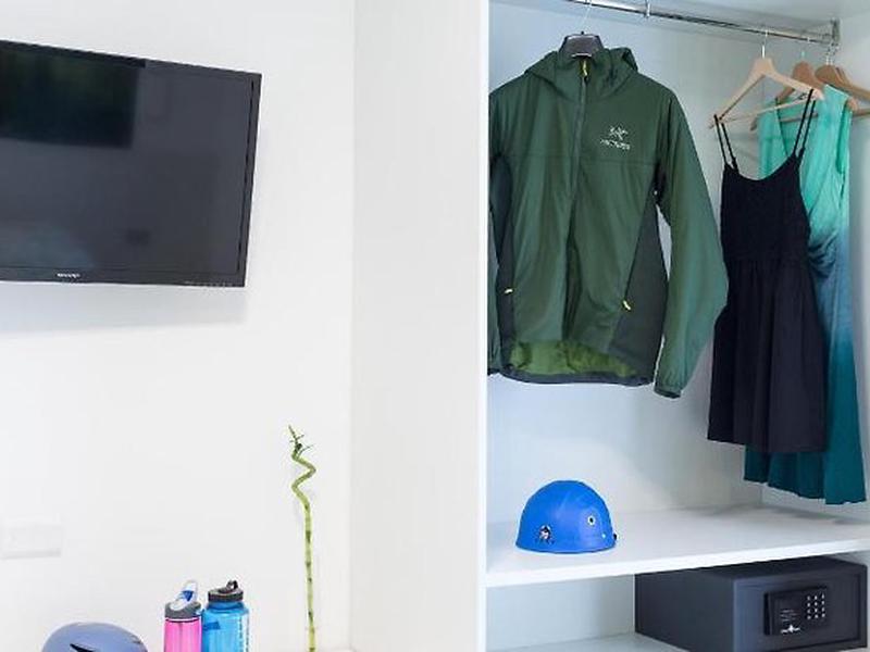 81C5C05E9EFDBD98616F9A9EB82BC0C8