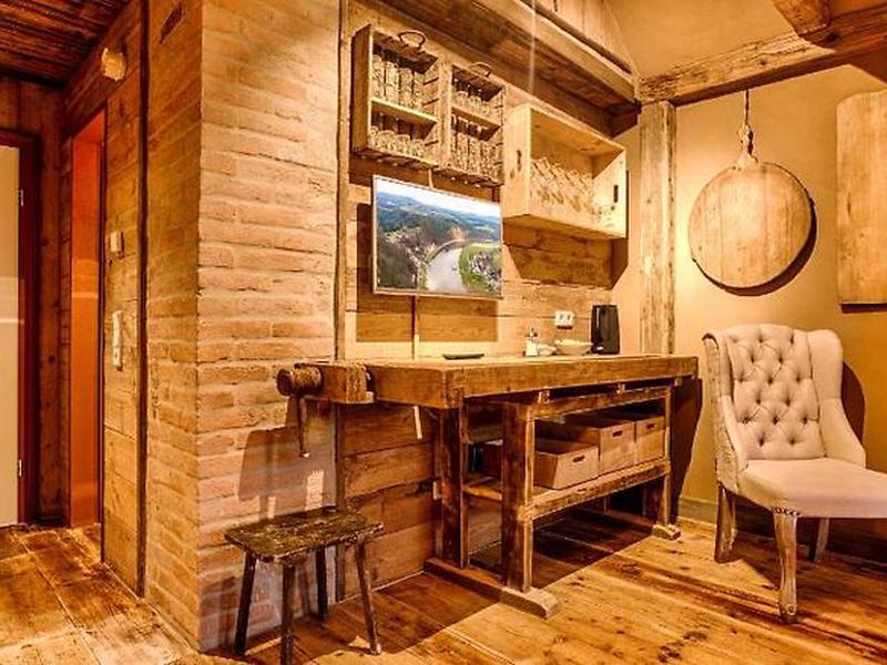 215005C0E7A95A2CE770412A4970386E