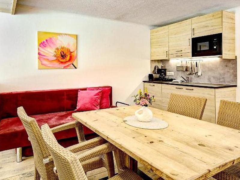 F9D131606DCF3C93B9452B652B5F8C0B