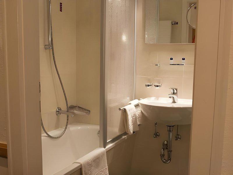 F6840ACFF1B784F6126EA3CF6B1D6D80