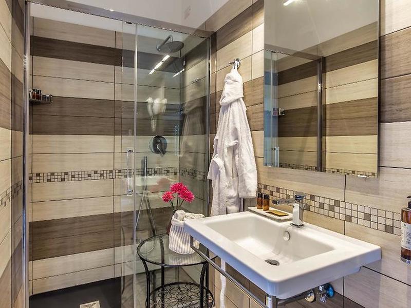 00F3842B852FD9C645409BE8779DB02C