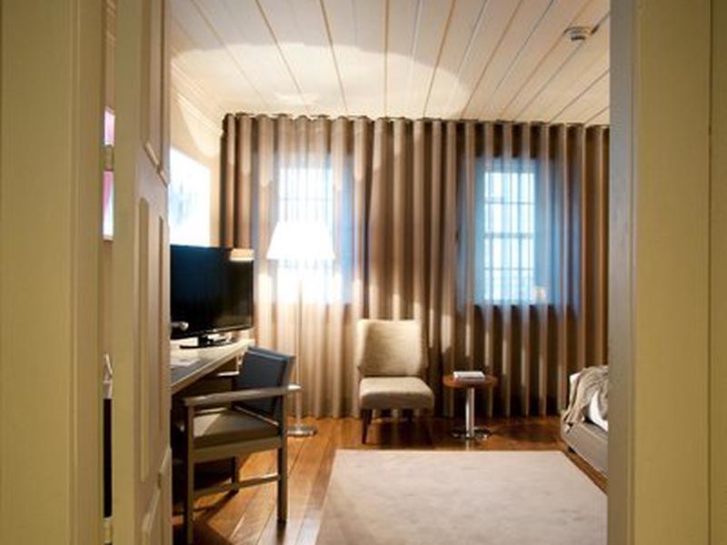 103582E996D895592EC4EC07D25B4673