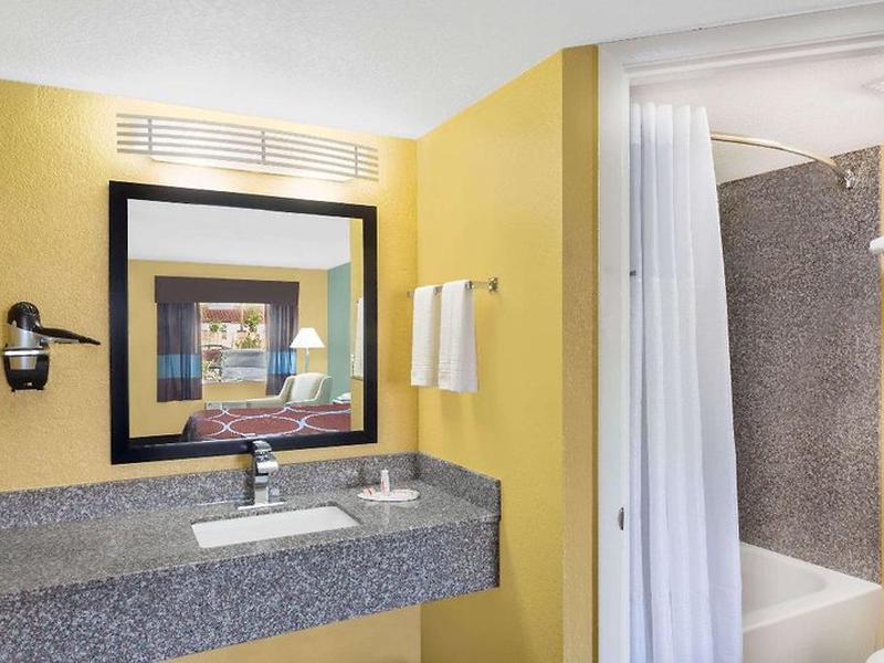 0C1788046BACA24F16C95D59322DD07C