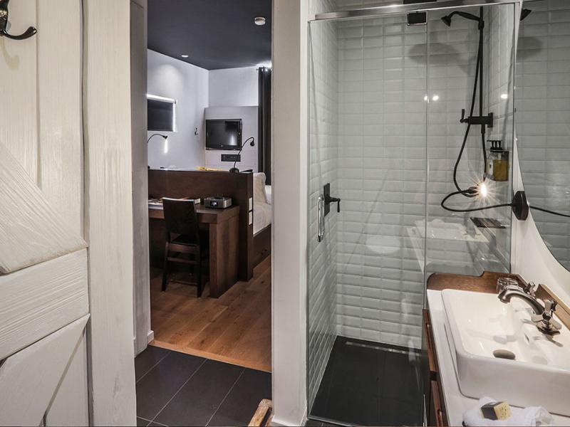 A46B5E4F272937D29D76792B43748829