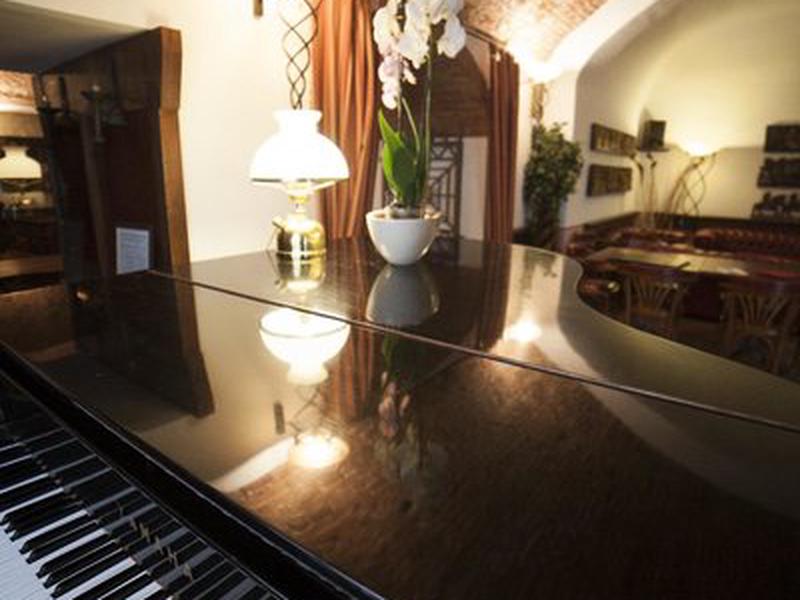 4048E2E1AE56465E1D1ECEB223D370BD