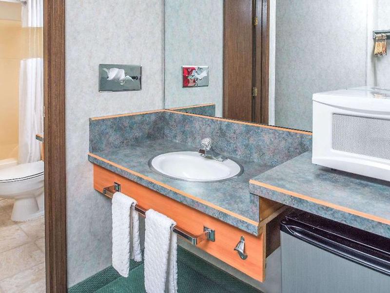 E366FB189D5D8F34A61022CC3B47E49A