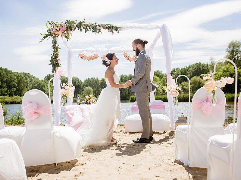 FE70A3AEE8C442F823A5440B418D16A8