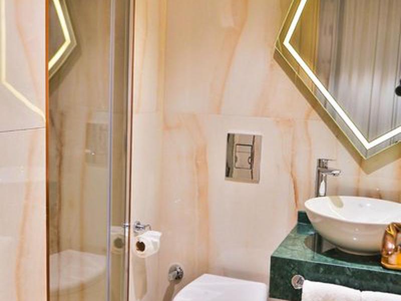 F9DB6ED0845C1F56908BD9D5D0036D6C