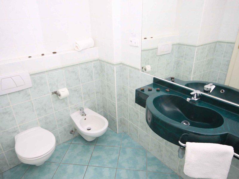 416E0CDEC93728C835A95C8EB1A0DE28