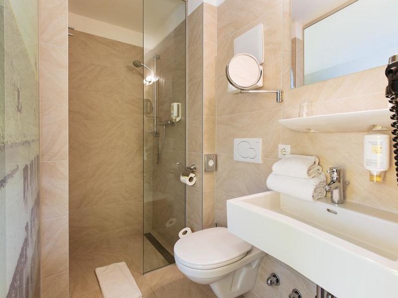 40F98CBD363FE42FA6AB239D376F17C1