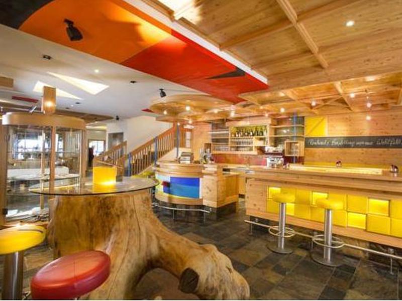 FEF62D5C87F8667AF3473FEB37E465C3