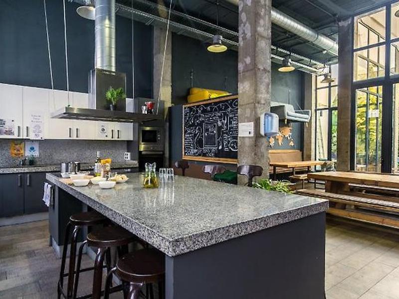 B56EBCB04FA4CCD4F4BA0FB8F84B0BDF