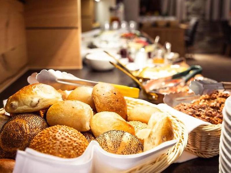 BAAA97BB77F0807481E74802EDB4C1BA