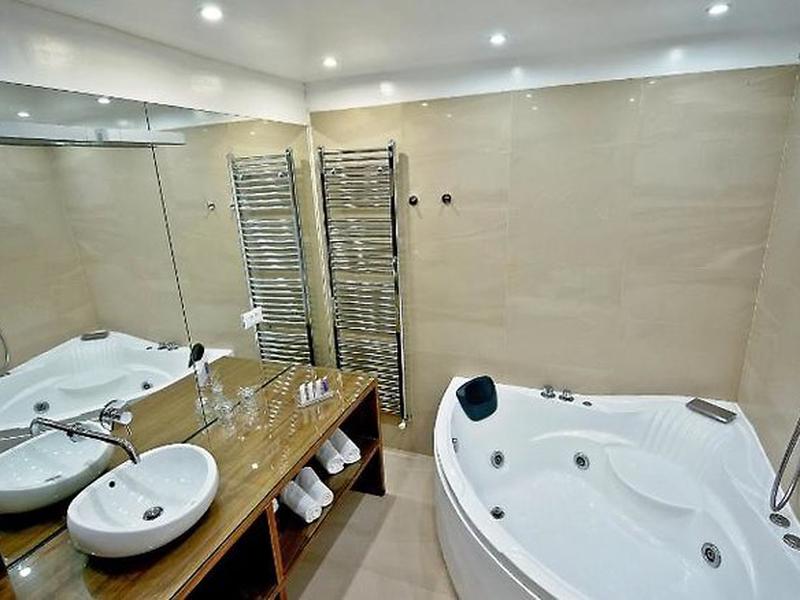 E66E83EC02D41985E96A868A40853801