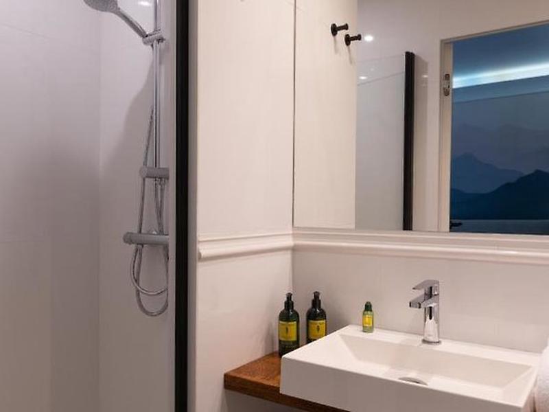 7DE19301A19879CB247B3E3E70AE75E6