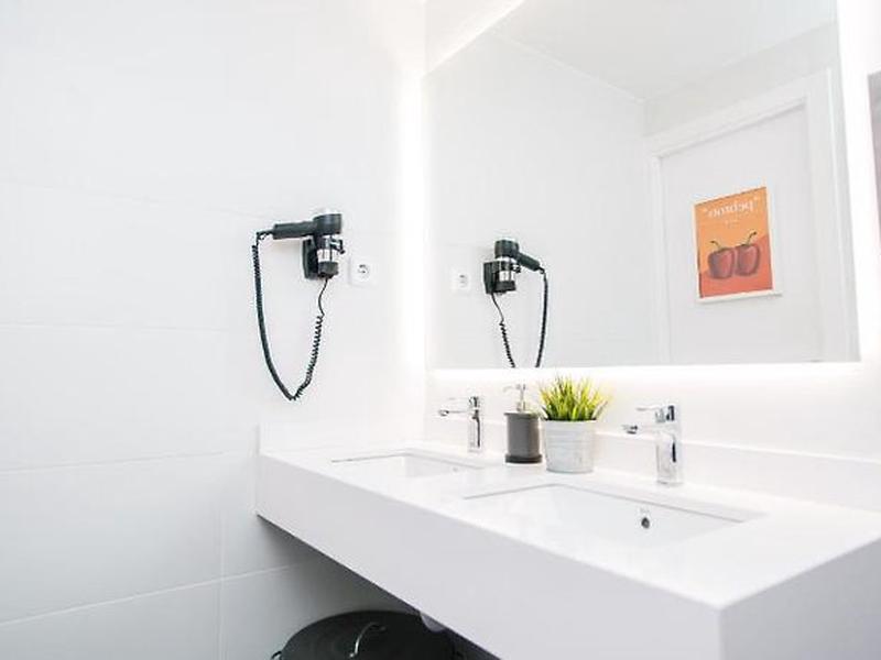 0318021825781569699513515E918315