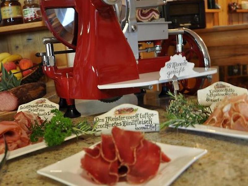 6B225DA77307C1550D6C6B36B94922E9