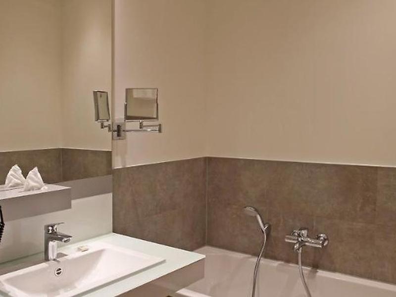 239DDDEEB3FE9114A760D7B421AFE982