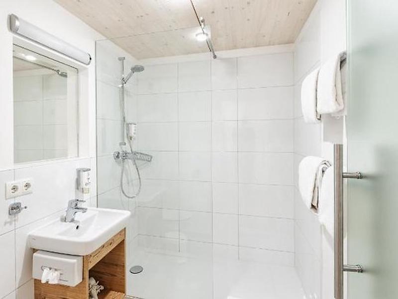 B2C0E52271F32B48B18386CC165A639F