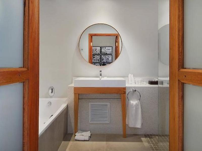 21F356E8D7F7B7778E565448904CFF35