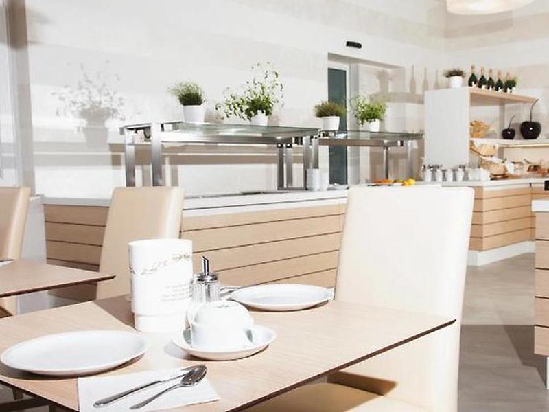 20A06E4F7B4400E215F95658A1E94DFE