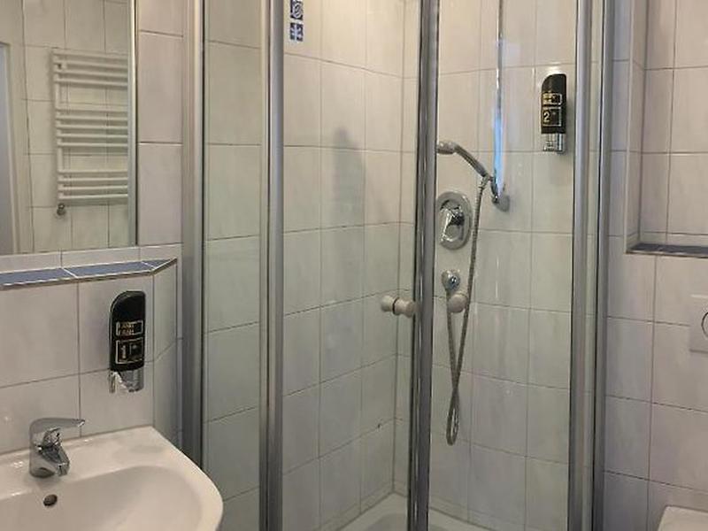 44050011952B7BDE6F394FF43E32E8E5