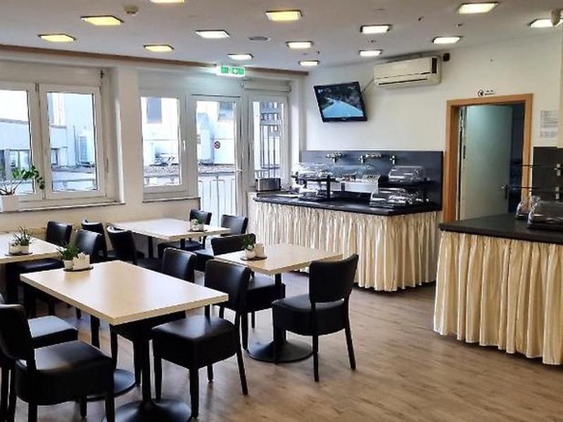 A881695B2112E2838E115DC546B86786