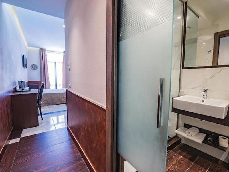 2B5B84E8D916ADF33F921F3298AE8DCE