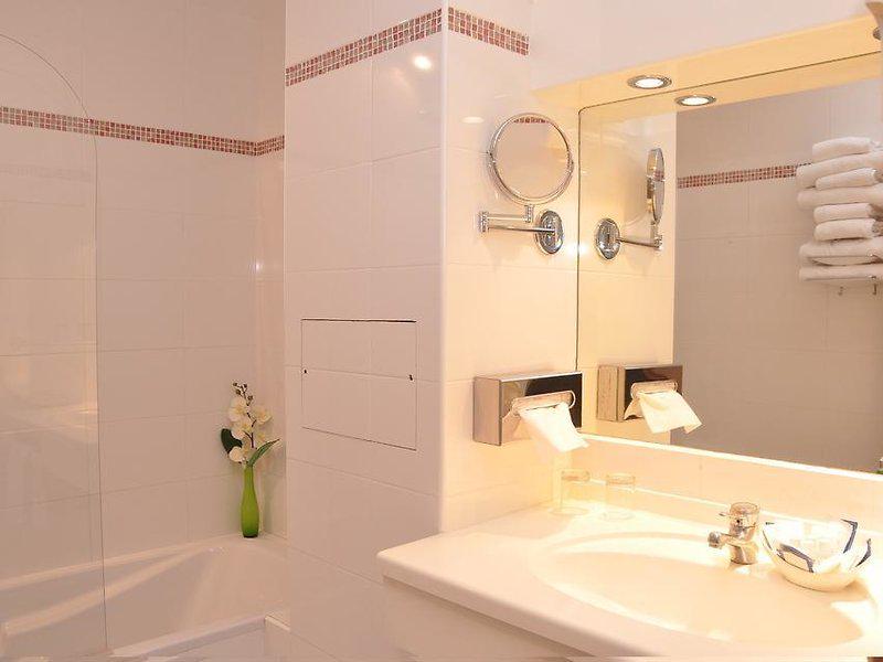 B0069DEDC37BE77D9358ADAD0830F990