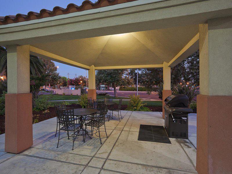 1B9D979DBA4A9F26D1E7330E845C898A