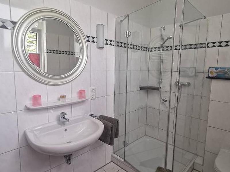 438C4B7E98B1FE15A1BA763E5A17464C