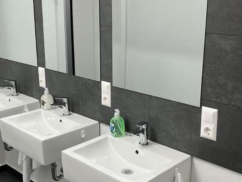 DE86856657DA57792401B1E70D70245C