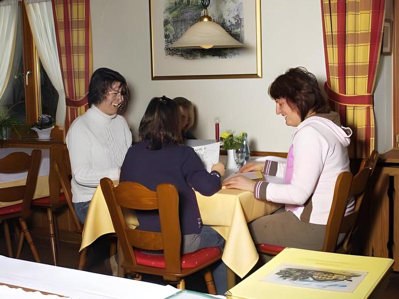 D72CCBED004A52A4F7B3E28B2602804D