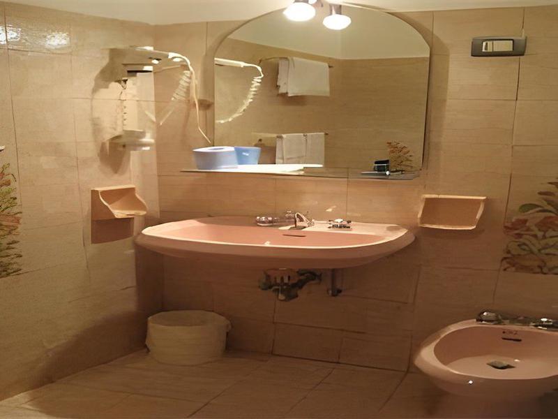 43FF7754217AE4AAAEFF3481136F26EE