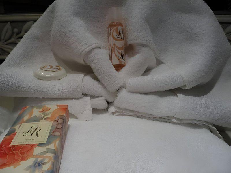 F2781AE998BB75F2B05893B8A1AA4E23