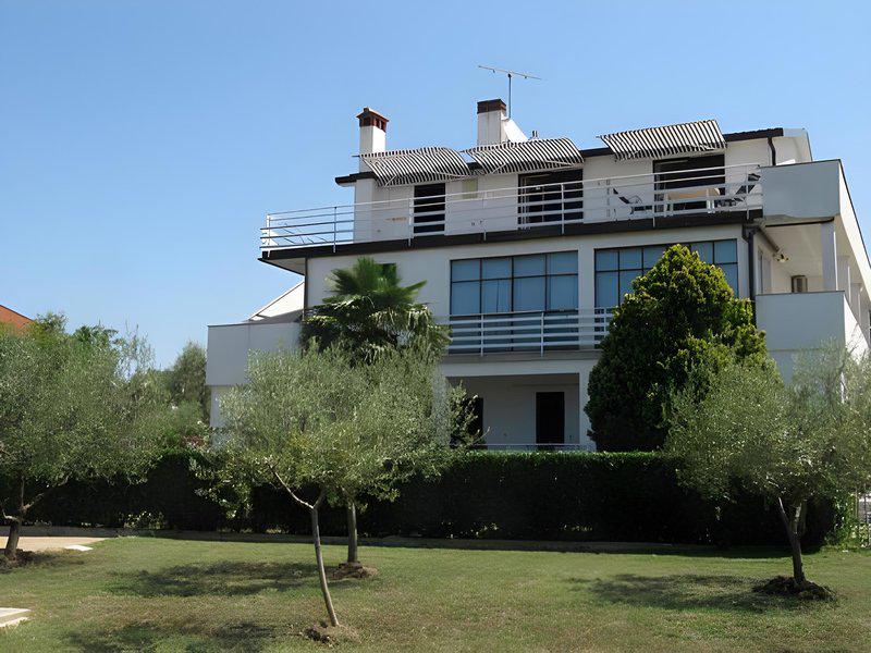 Apartments & Rooms Villa Adamovi'