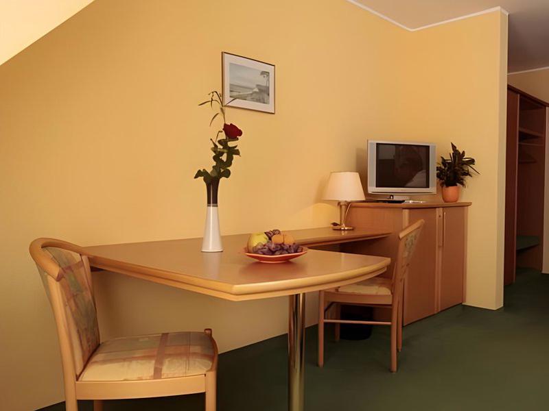 6AA0BC43706B46122BD87DF1919FC54D