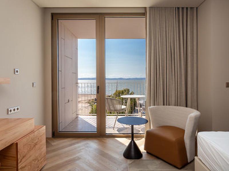 E61F17BBF3B8F04F9E53E8B9D75EF524