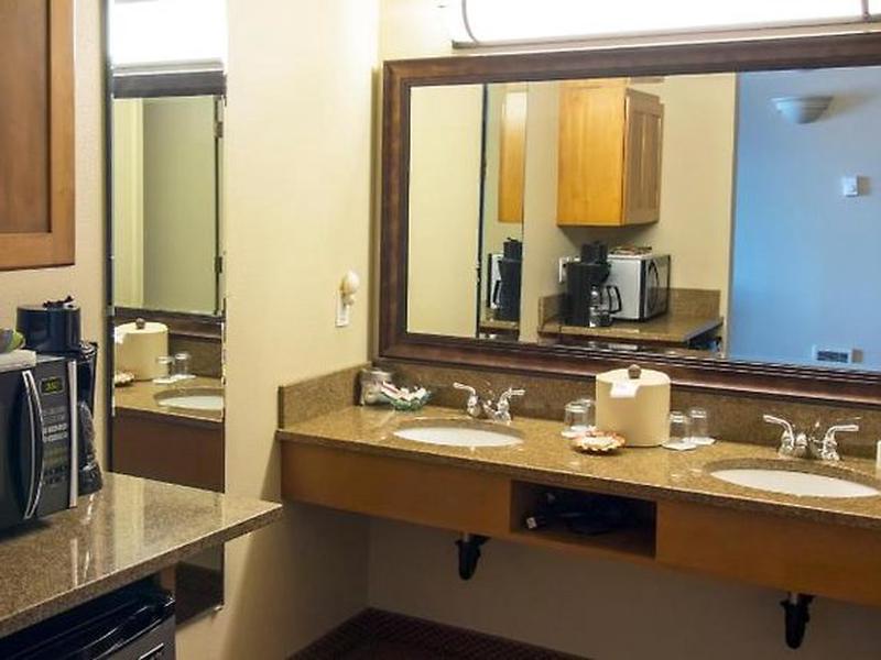 B7043EB56969AB5CF4D22CB8B185B15E