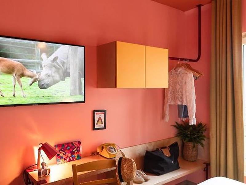 064D0CFFFEA2A4718F9D8293F0F64095