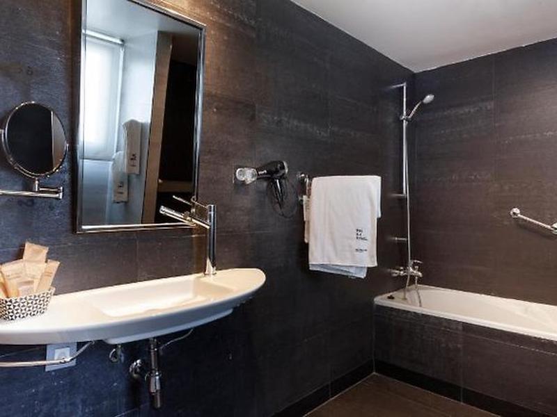 A927BE983EA2375A56E17E4D564531AF