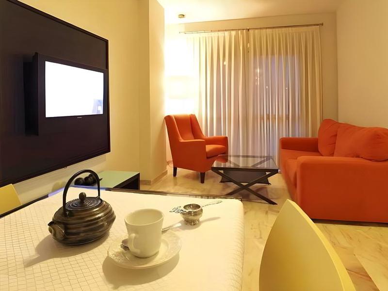 FF82DC8422E63F45B3CC39B5E52EEE49